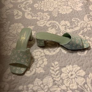 Never worn Chinese Laundry slides